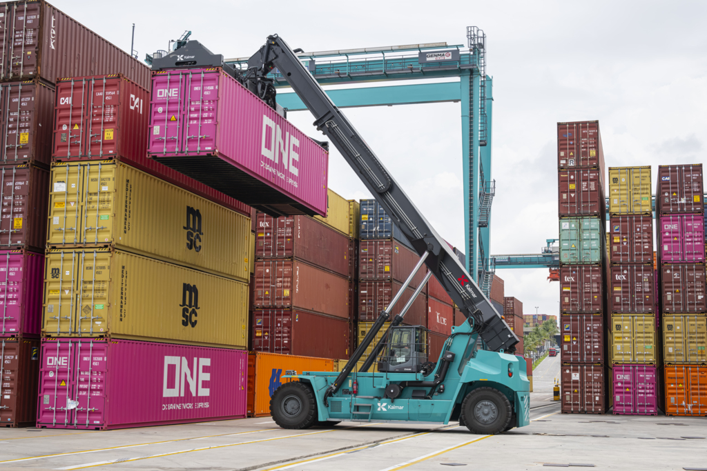 Kalmar Gloria Reachstacker - Superterminais Customer case (4) Kalmar Gloria Reachstacker - Superterminais Customer case (4)