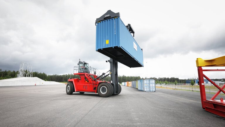 Truck til Håndtering av Fulle Containere